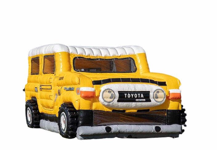 Op maat gemaakt springkussen in de vorm van een toyota land cruiser